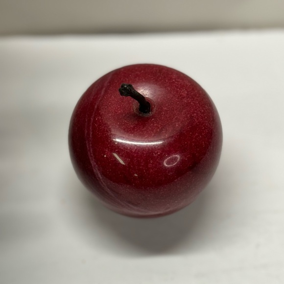 VINTAGE RED ALABASTER APPLE POLISHED STONE FRUIT DECORATIVE PAPERWEIGHT - Picture 4 of 4